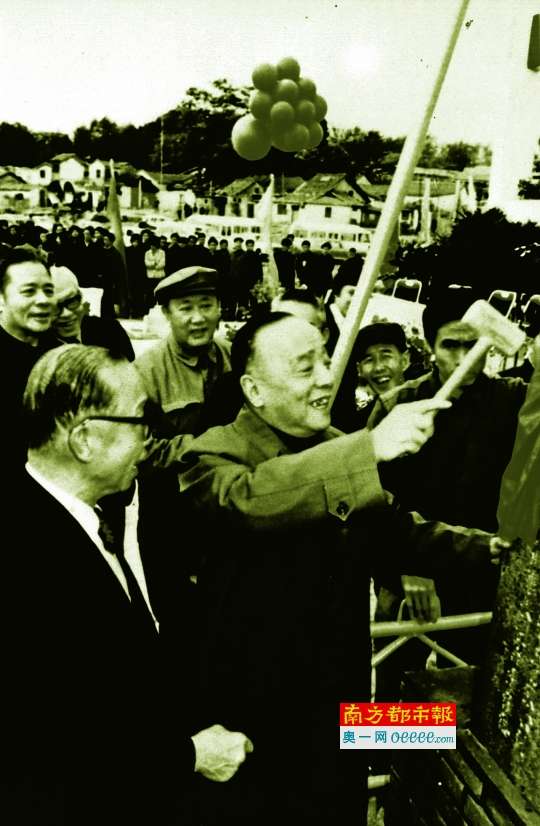 时任中共广州市委第一书记杨尚昆为广州花园酒店奠基立石。